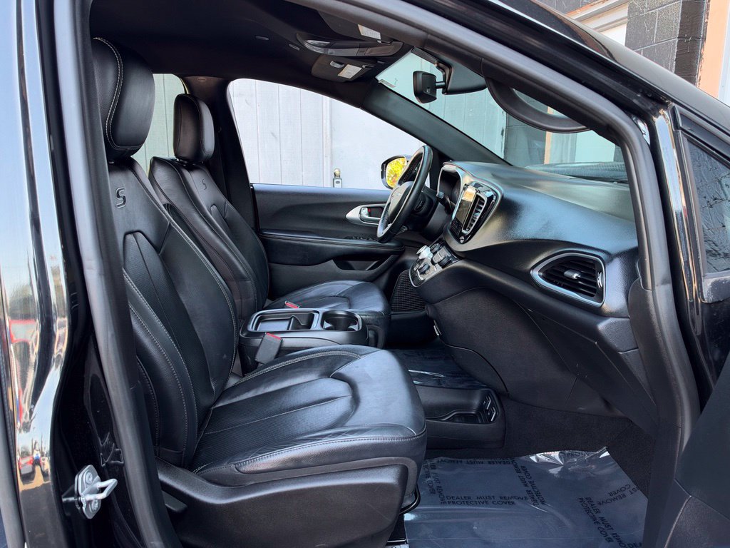 Used 2019 Chrysler Pacifica Touring-L w/ S Appearance Package FWD image 16