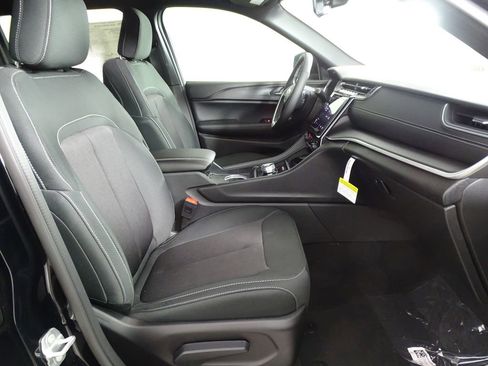 New 2025 Jeep Grand Cherokee Laredo image 14