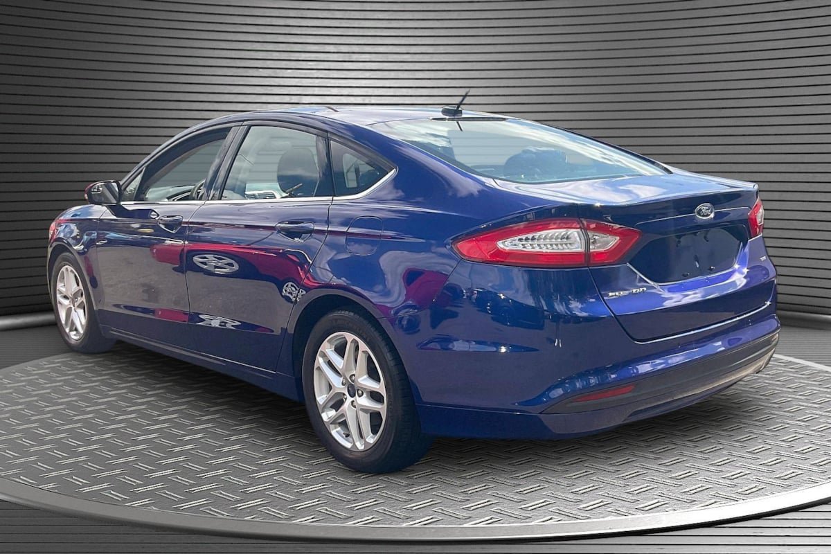 Used 2015 Ford Fusion SE FWD image 4