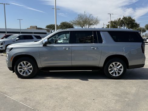 Used 2025 Chevrolet Suburban Premier image 8