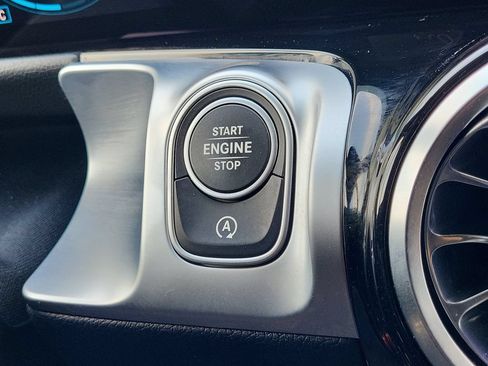Used 2022 Mercedes-Benz GLB 250 4MATIC w/ Premium Package Lite image 33