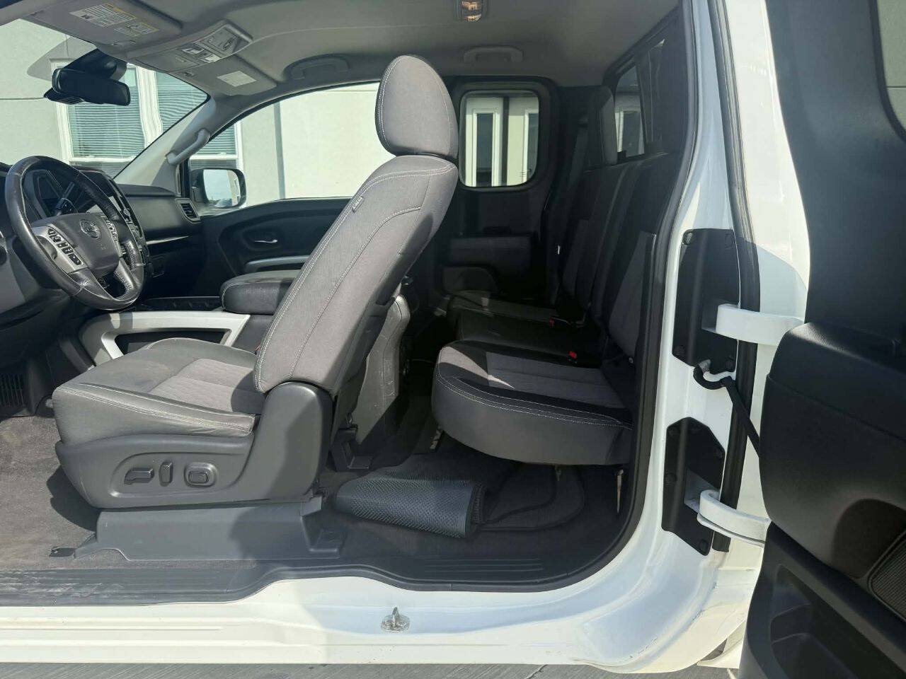 Used 2022 Nissan Titan SV AWD/4WD image 17