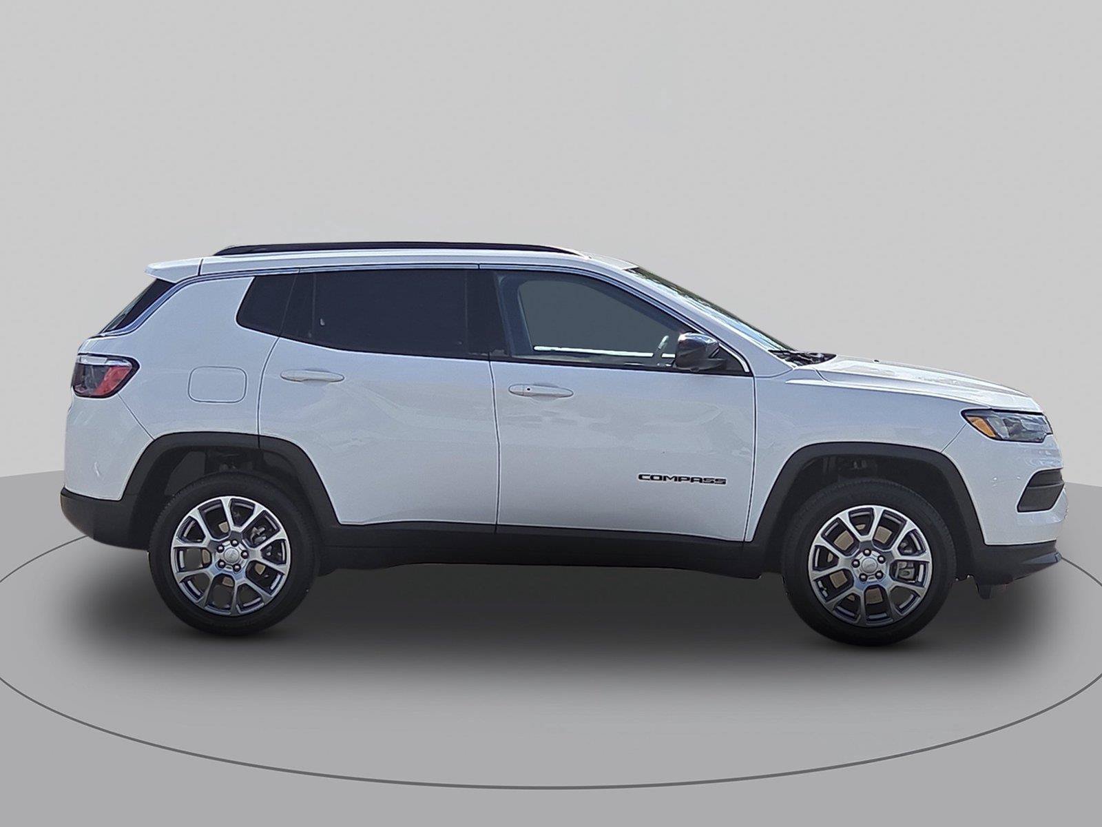 Used 2023 Jeep Compass Latitude AWD/4WD image 2
