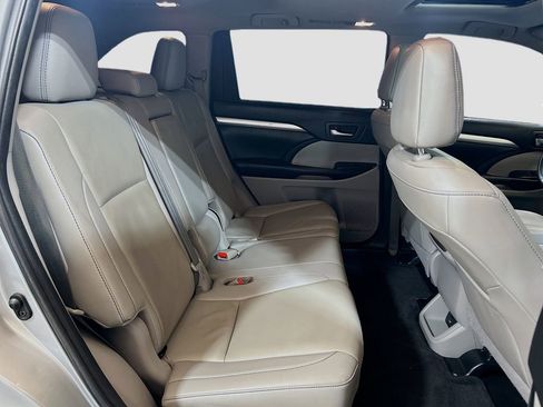 Used 2019 Toyota Highlander XLE FWD image 27
