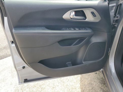 Used 2020 Chrysler Pacifica Touring-L w/ Advanced Safetytec Group AWD/4WD image 8