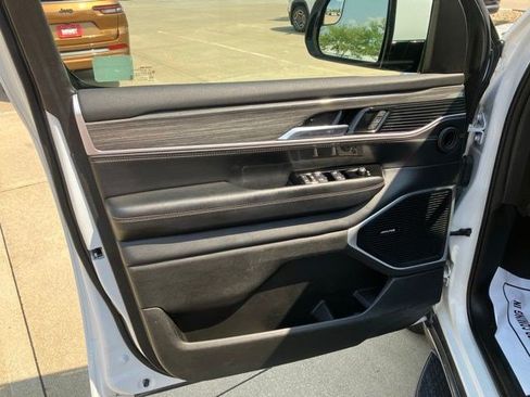 Certified 2022 Jeep Wagoneer Series II AWD/4WD image 10