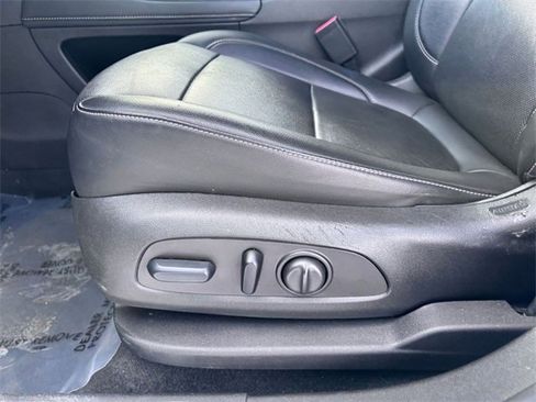 Used 2023 GMC Acadia SLT image 11