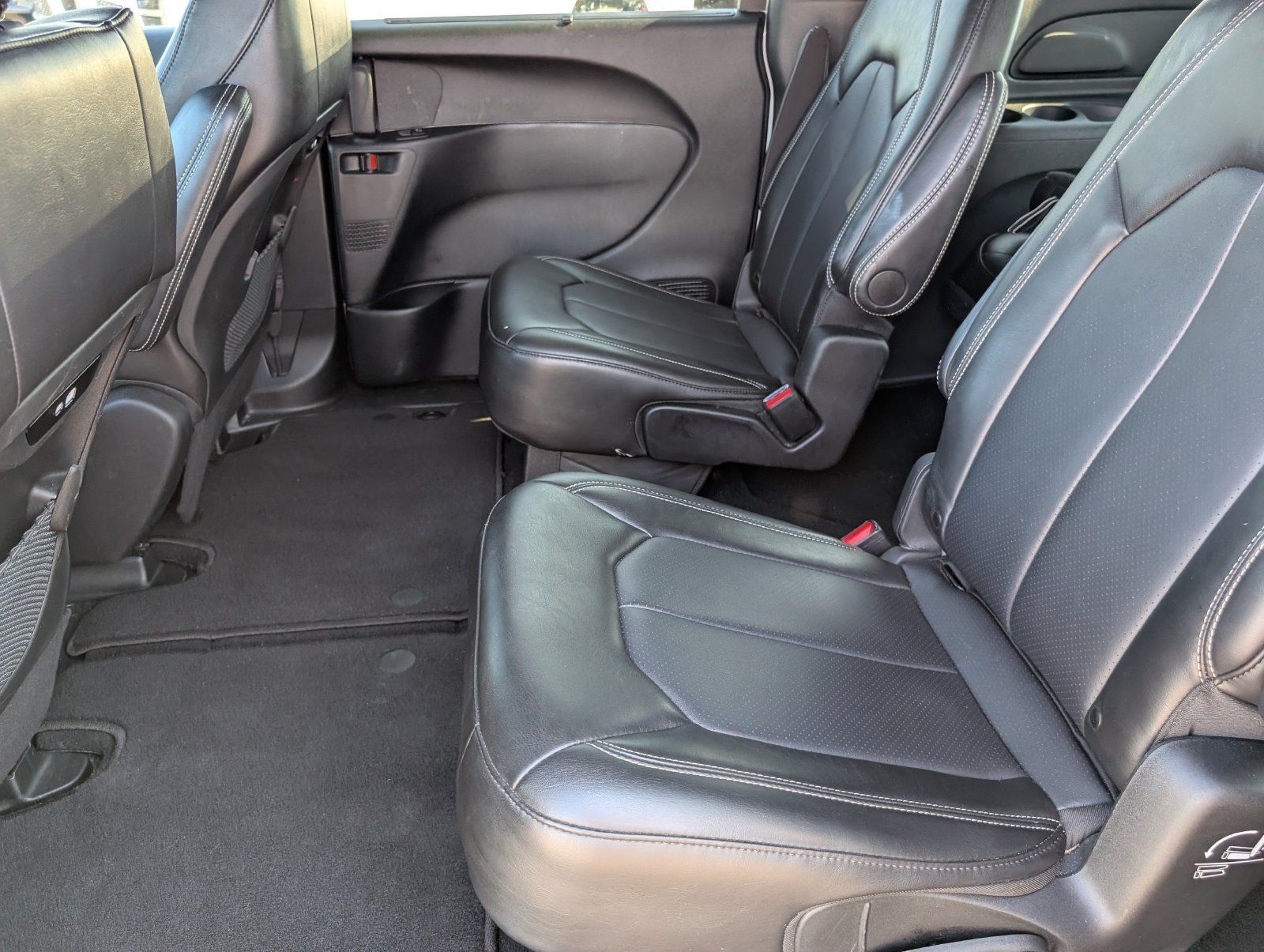 Used 2025 Chrysler Pacifica Select FWD image 13
