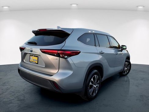 Used 2021 Toyota Highlander XLE image 20