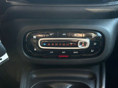 Used 2016 smart fortwo pure image 14