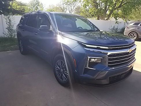 Certified 2025 Chevrolet Traverse LT image 2