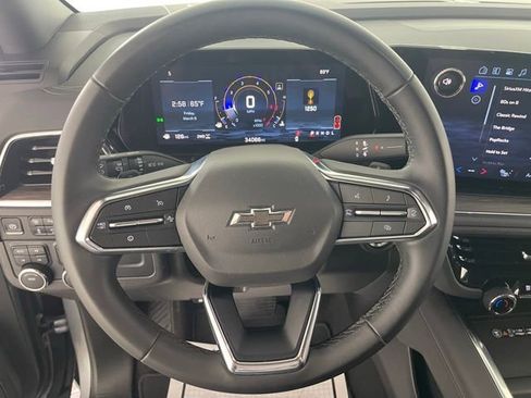 Used 2025 Chevrolet Suburban Z71 image 37