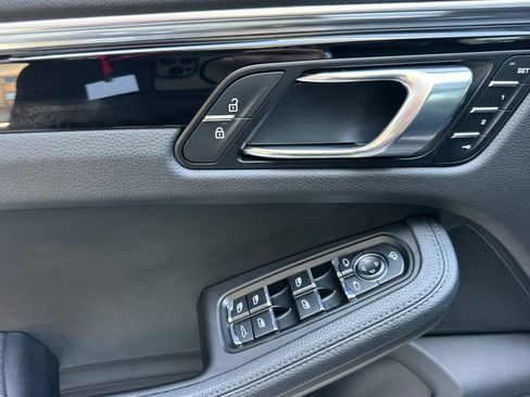 Certified 2023 Porsche Macan AWD/4WD image 12