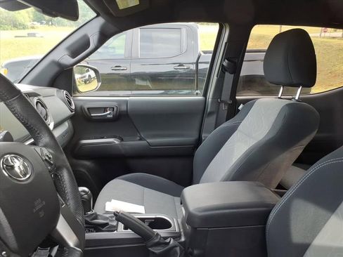 Used 2022 Toyota Tacoma TRD Sport w/ Technology Package RWD image 9