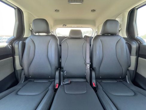New 2026 Kia Carnival LXS image 30