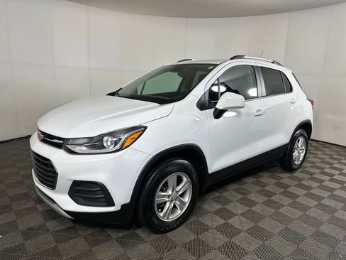 Used 2022 Chevrolet Trax LT w/ LT Convenience Package image 7