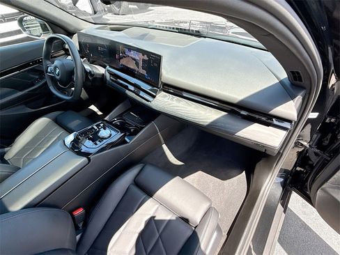 Used 2024 BMW 530i w/ Premium Package image 34