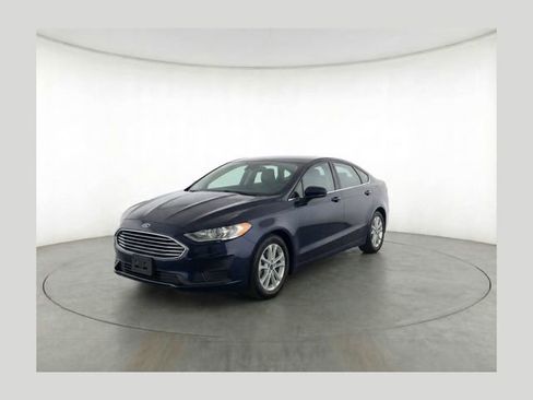Used 2020 Ford Fusion SE image 1