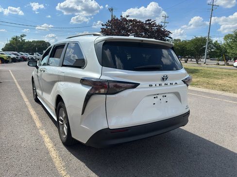 Used 2023 Toyota Sienna XLE FWD image 6