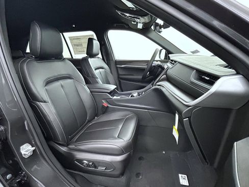 New 2025 Jeep Grand Cherokee Limited w/ Black Appearance Package AWD/4WD image 15
