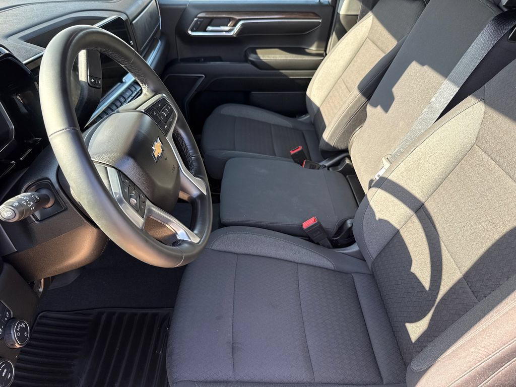 Used 2024 Chevrolet Silverado 1500 LT AWD/4WD image 16