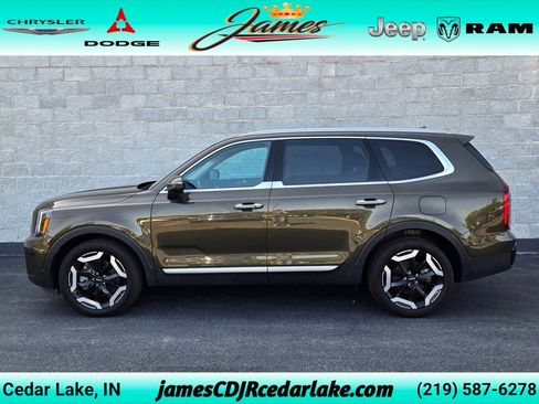 Used 2025 Kia Telluride S FWD image 2