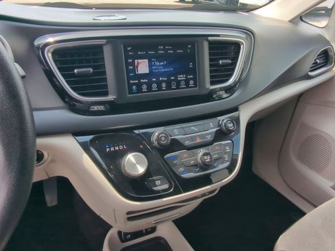 Used 2020 Chrysler Pacifica Touring w/ Tire & Wheel Group FWD image 20