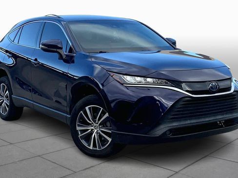 Used 2022 Toyota Venza LE image 2