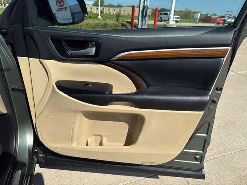 Used 2018 Toyota Highlander Limited image 21