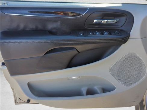 Used 2013 Chrysler Town & Country Touring image 7