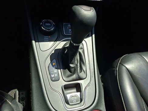 Used 2019 Jeep Cherokee Latitude Plus w/ Cold Weather Group AWD/4WD image 15