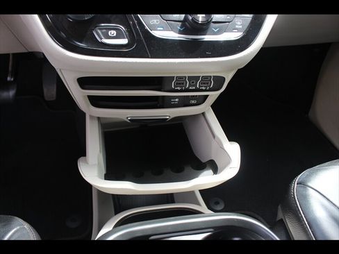 Used 2022 Chrysler Pacifica Touring-L FWD image 28