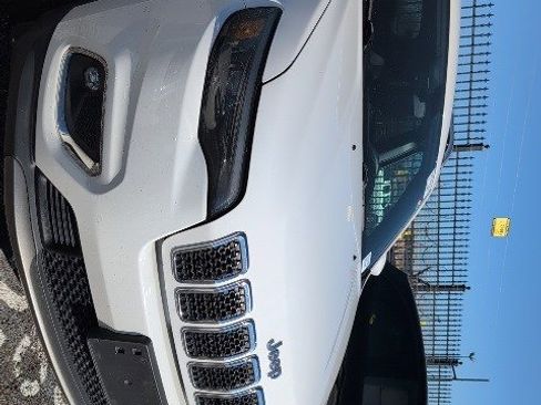 Used 2019 Jeep Cherokee Limited image 5