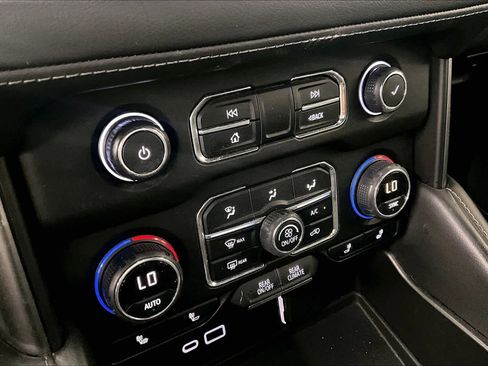 Used 2022 Chevrolet Suburban LT image 33