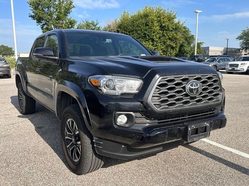 Used 2020 Toyota Tacoma TRD Sport w/ Technology Package AWD/4WD image 3