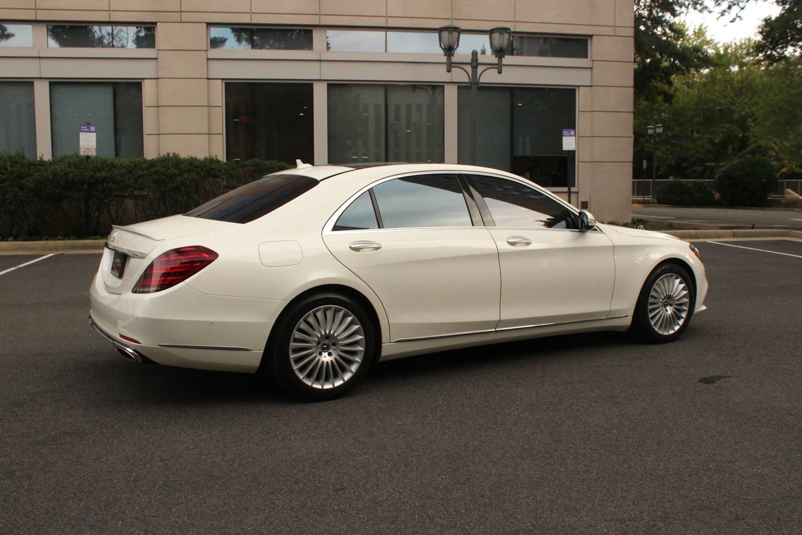 Used 2020 Mercedes-Benz S 560 Sedan w/ Premium Package image 8
