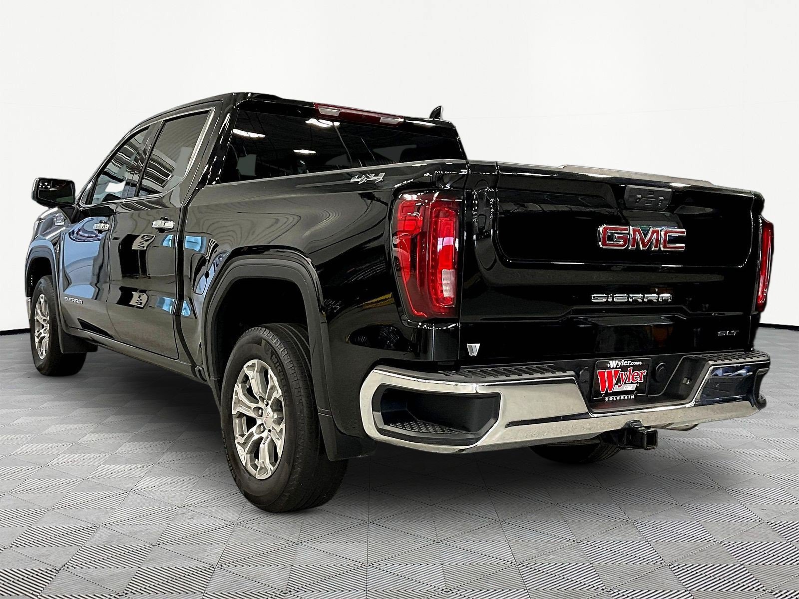 Used 2025 GMC Sierra 1500 SLT AWD/4WD image 4