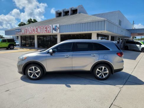 Used 2019 Kia Sorento EX w/ EX Premium Package FWD image 2