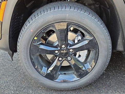 New 2025 Jeep Grand Cherokee Limited w/ Black Appearance Package image 4