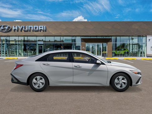 New 2025 Hyundai Elantra SE image 7