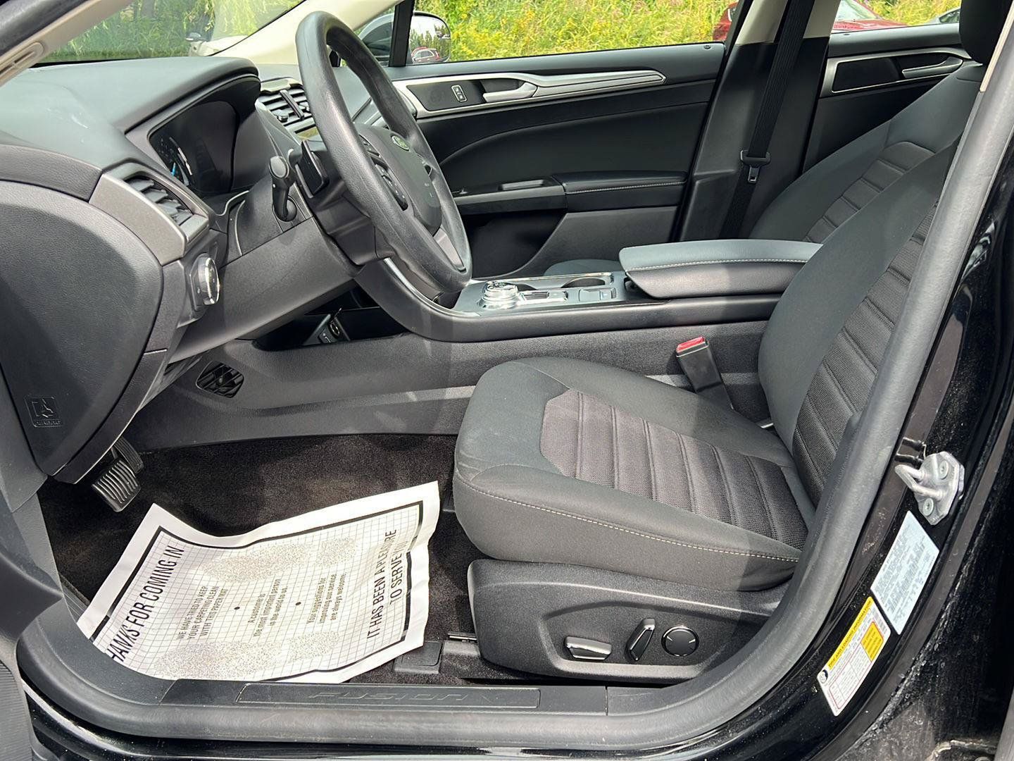 Used 2018 Ford Fusion SE w/ Fusion SE Technology Package FWD image 4