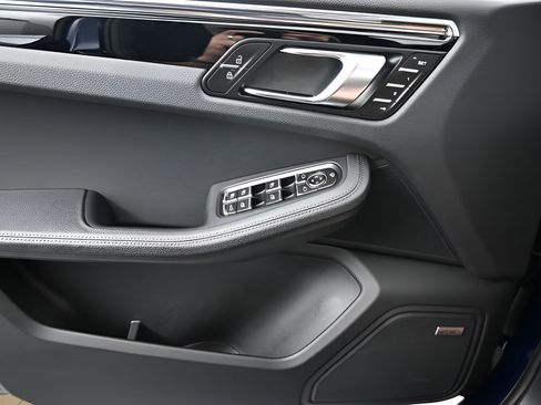 Certified 2025 Porsche Macan AWD/4WD image 12
