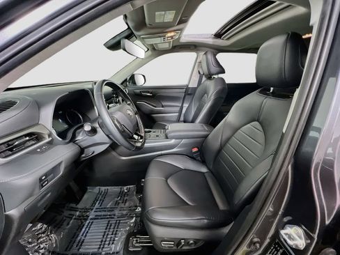 Used 2021 Toyota Highlander XLE AWD/4WD image 20