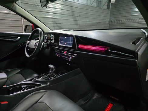 Used 2024 Kia Niro EX image 12