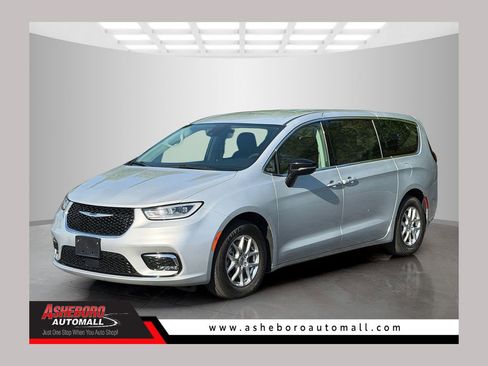 Used 2024 Chrysler Pacifica Touring-L FWD image 1