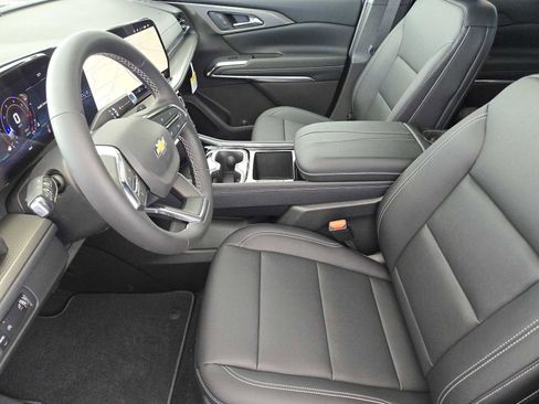 Used 2026 Chevrolet Traverse LT w/ Sun and Wheel Package FWD image 9
