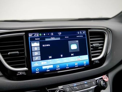 Used 2025 Chrysler Pacifica Select image 20