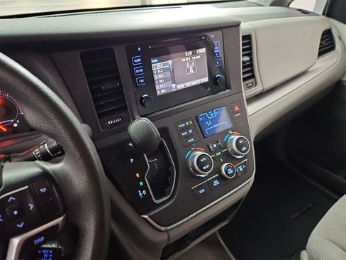 Used 2016 Toyota Sienna L image 27