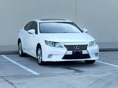 Used 2014 Lexus ES 300h w/ Luxury Package w/Bamboo Trim FWD image 9