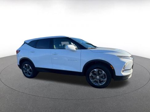 Used 2025 Chevrolet Blazer LT FWD image 2
